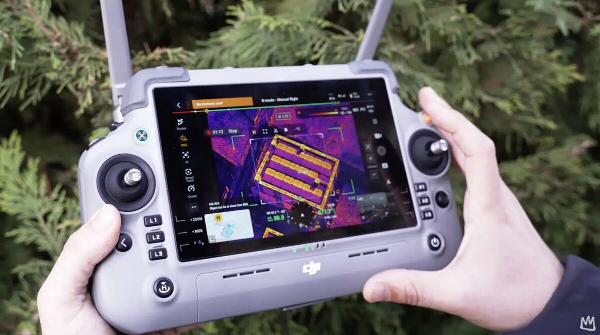 Control remoto DJI mostrando imagen térmica en vivo durante una inspección