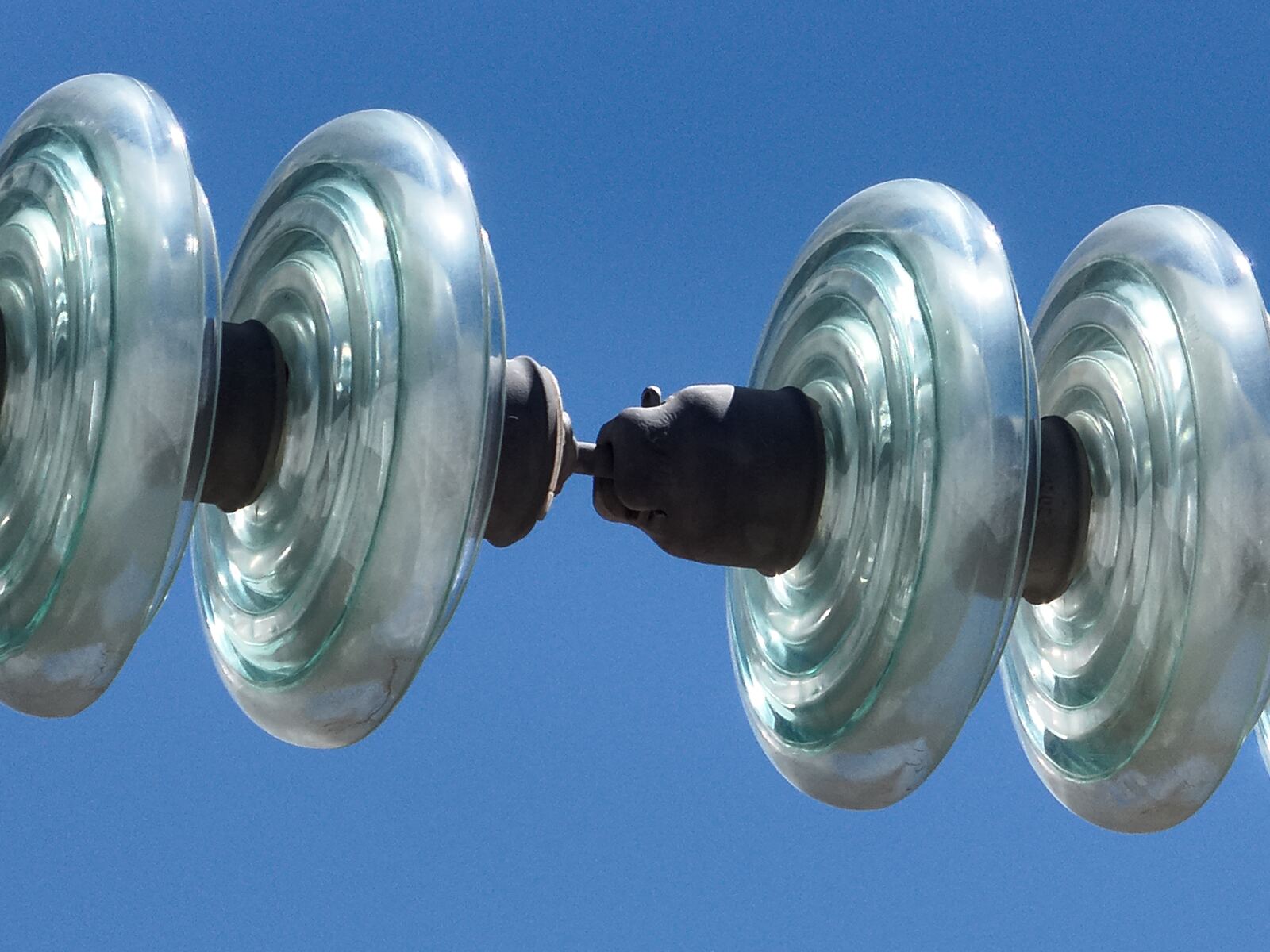 Detalle de acople entre discos aisladores de vidrio
