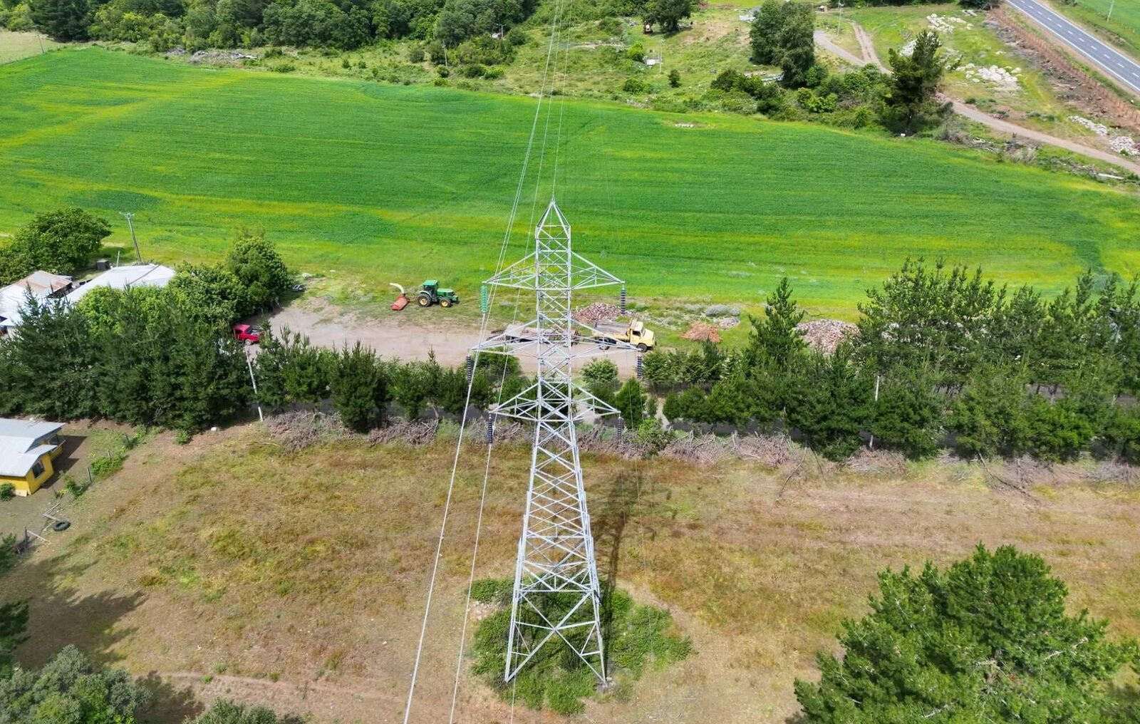 Torre de transmisión eléctrica rodeada de vegetación, vista de inspección RGB
